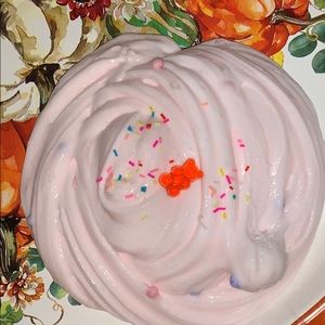 Bubblegum cake pop scented like bubble gum.